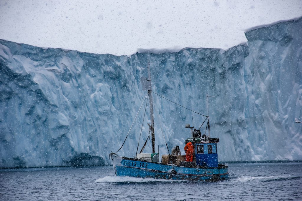 Această imagine are atributul alt gol; numele fișierului este greenland_fishboat_1-1-1024x683.jpg