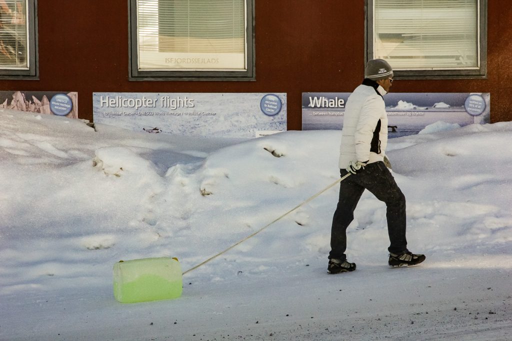 Această imagine are atributul alt gol; numele fișierului este ilulissat-greenland-people-1024x683.jpg