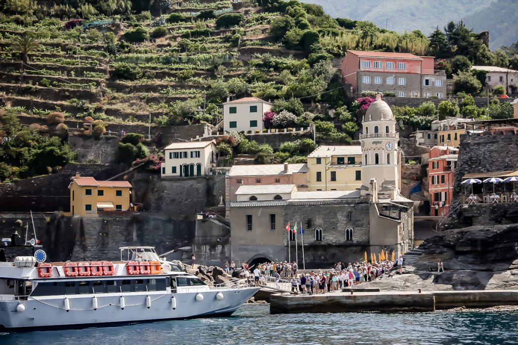 ../../DE%20LUCRU/vernazza_boat.jpg