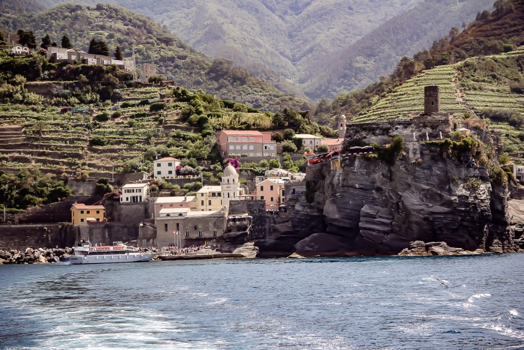 URMATOARELE%20DE%20PUS%20si%20DE%20LUCRAT/CINQUE%20TERRE%20am%20tot%20aici/POZE%20SITE/4%20vernazza%20poze%20editate/vernazza_from%20the%20sea.