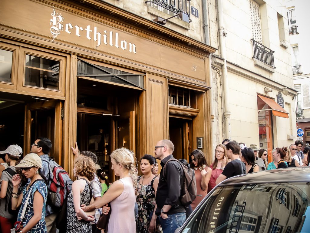 ../notre%20dame%20si%20buchinistii/berthillon%20paris_queue.jpg