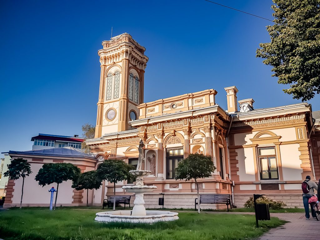 ../orasul%20roman%202/biblioteca%20municipala%20roman.jpg