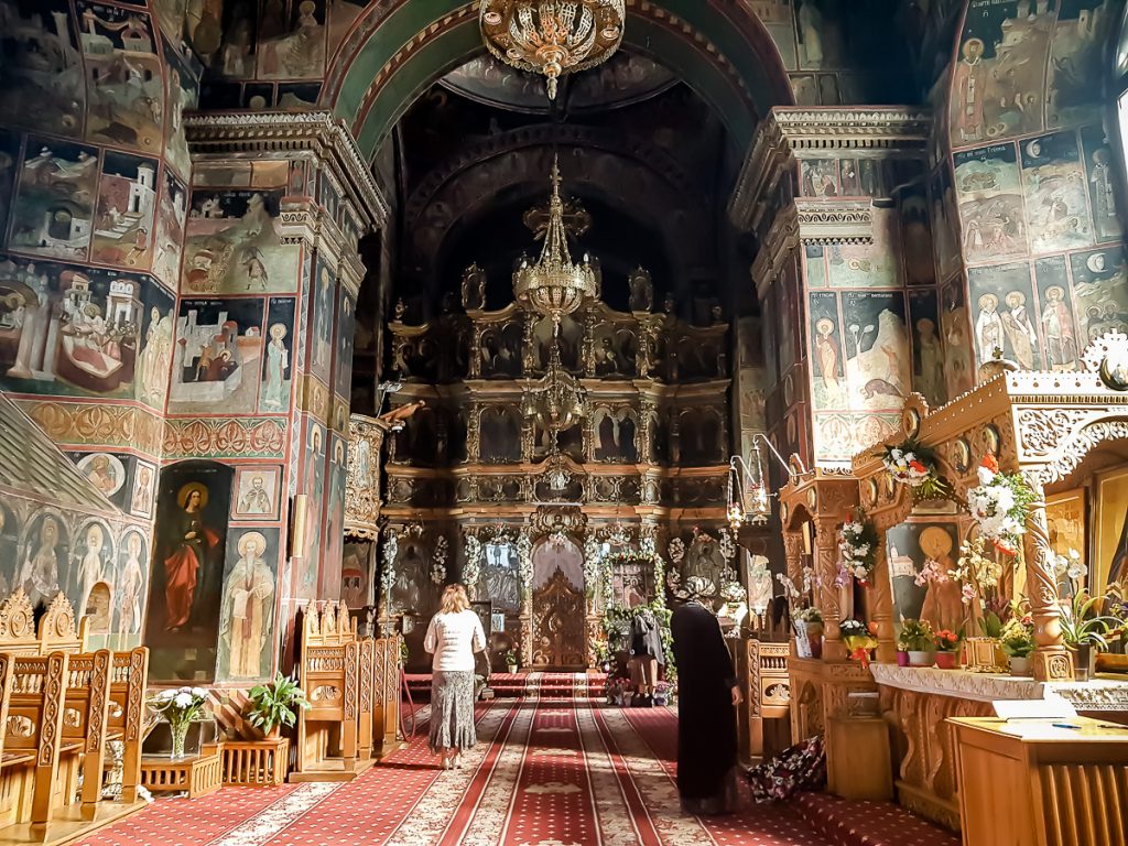 ../orasul%20roman%202/catedrala%20sfanta%20parascheva%20roman_interior.jpg