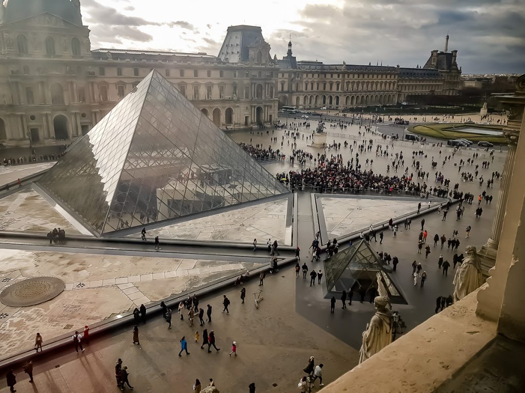 ../paris/louvre/louvre%20paris_crowd.jpg