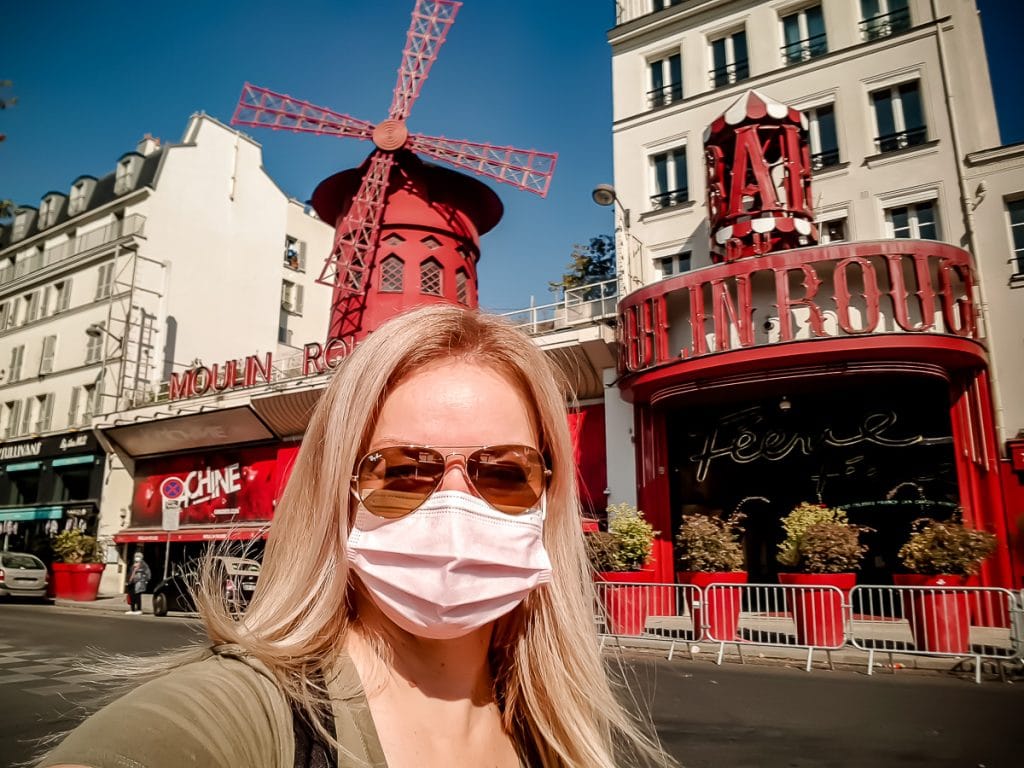 ../paris/obiective%20turistice/moulin%20rouge_me%20with%20mask.jpg