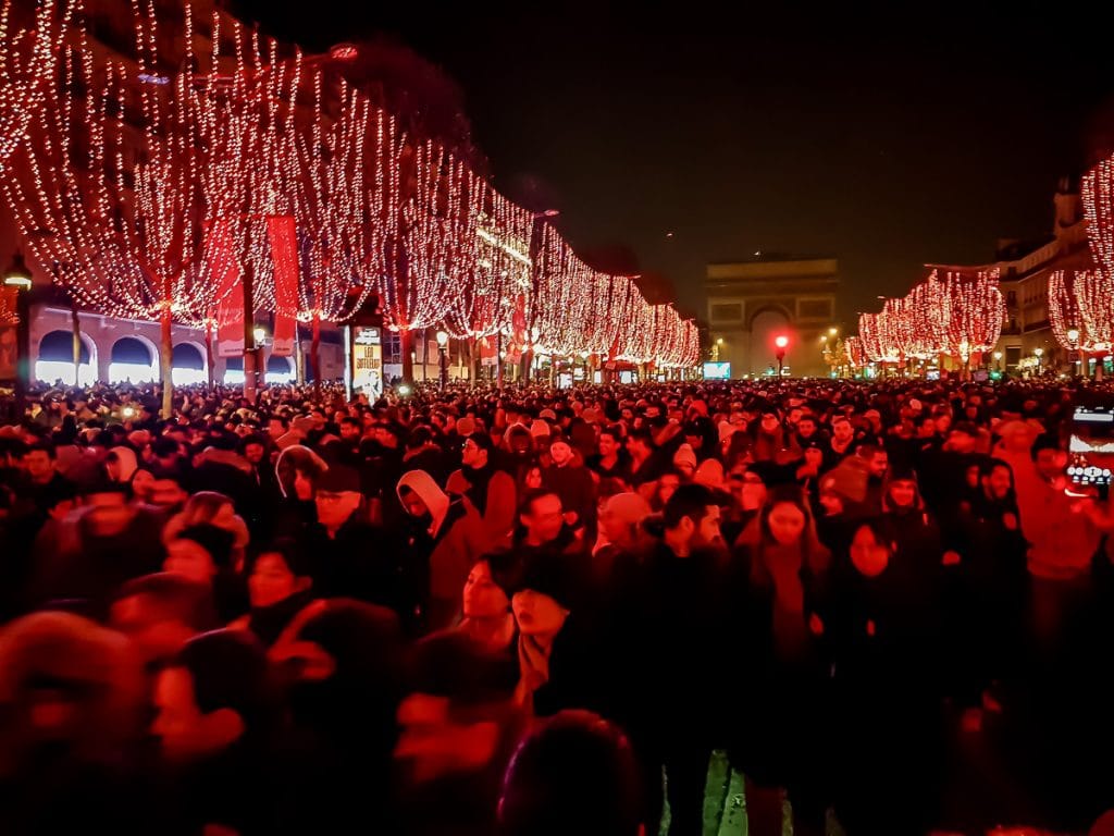 ../paris/champs%20elysees/paris%20new%20year_crowd_1.jpg