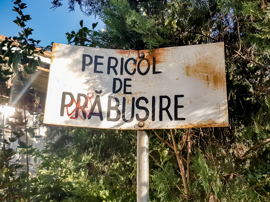 ../orasul%20roman%202/pericol%20de%20prabusire.jpg