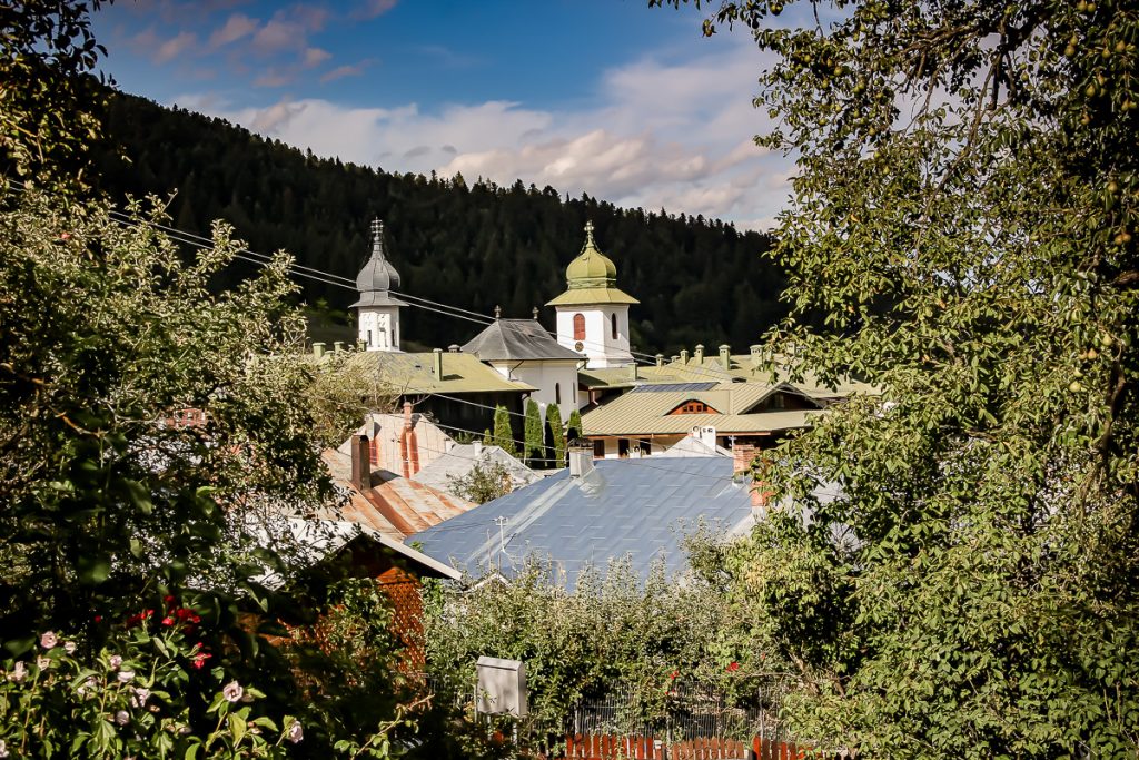 ../manastiri%20DE%20LUCRU/agapia/view%20casa%20vlahuta%20b.jpg