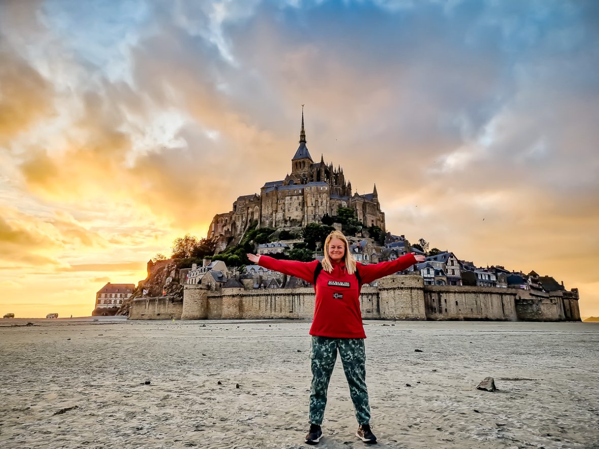 西嶋俊親、【風涛杳然（LE　MONT-SAINT　MICHEL）】 Mont Saint-Michel is a nearly 1,000-year-old church that